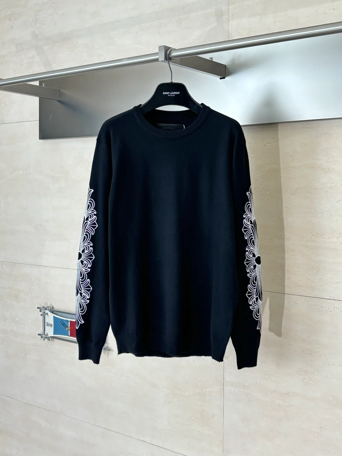 P450 Chrome Herat*/Chrome Heart FW25 cross-stitch scroll embroidered wool knitted sweater. High-quality wool and cashmere raw materials are selected and blended according to a certain proportion. Imported Behringer multi-head embroidery machine is used: it can embroider multiple identical or different patterns at the same time with high density and neat edges to ensure the accuracy and consistency of the embroidery patterns and avoid pattern dislocation or deformation.  Size：S/M/L/XL